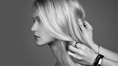 How-to-Get-Rid-of-Greasy-Hair-A-Simple-Guide-Article-03-Kerastase